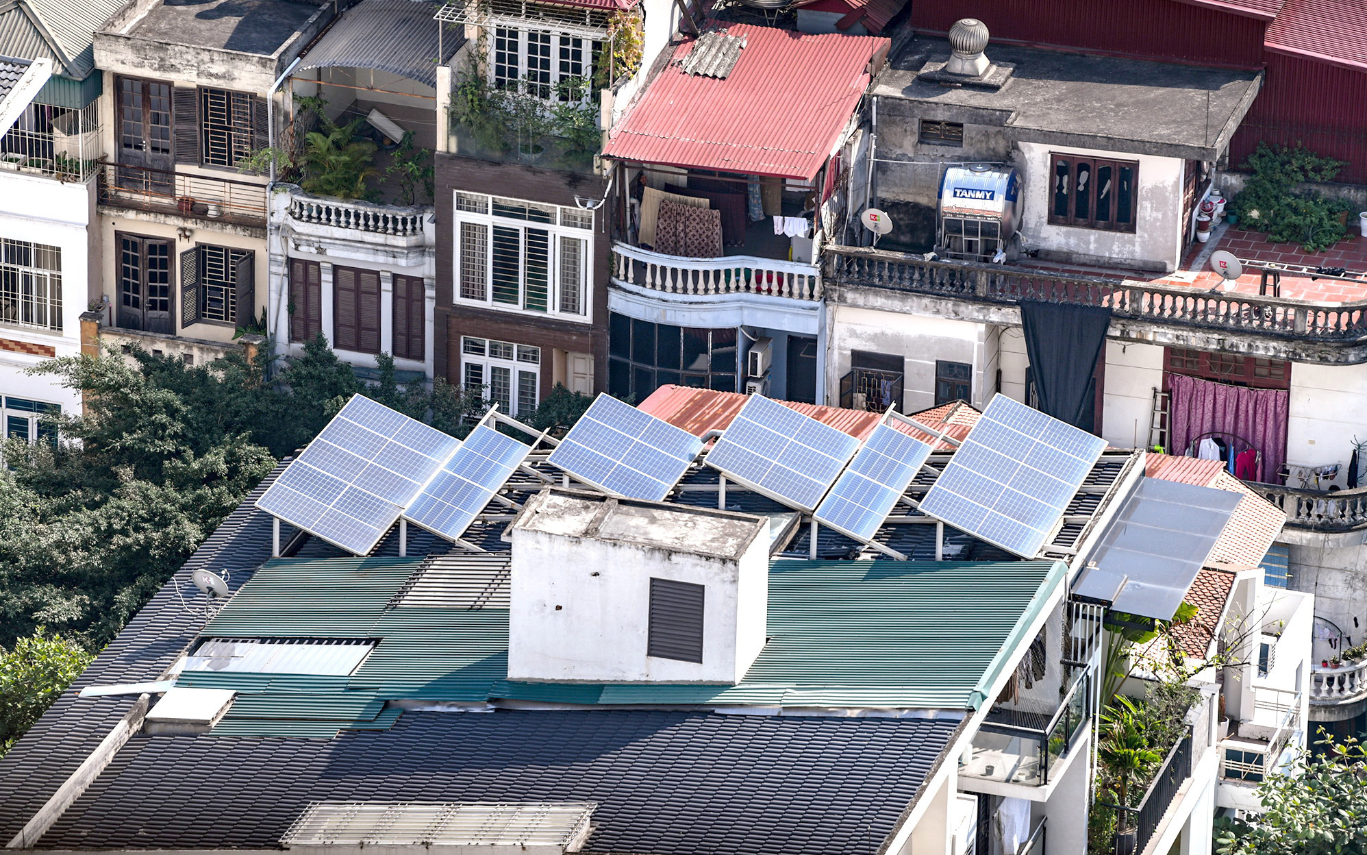 Đề xuất doanh nghiệp lắp điện mặt trời mái nhà được bán nguồn điện dư lên lưới- Ảnh 2. Điện mặt trời mái nhà nối lưới 0 đồng có vô lý?