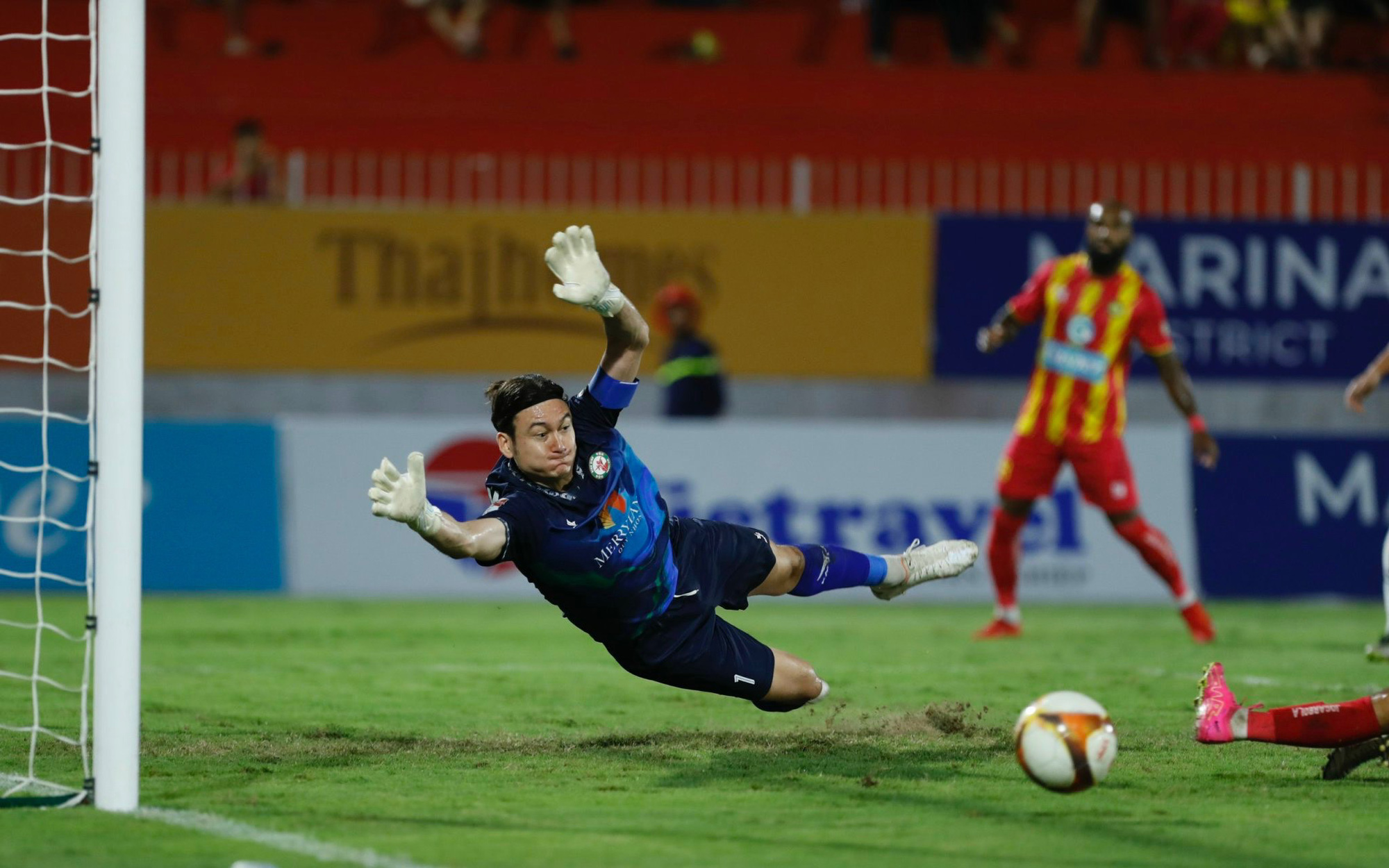 CLB Nam Định xây dựng lối chơi 'lấy công bù thủ'- Ảnh 3. Văn Lâm sai lầm như Karius khiến Bình Định nhận thất bại