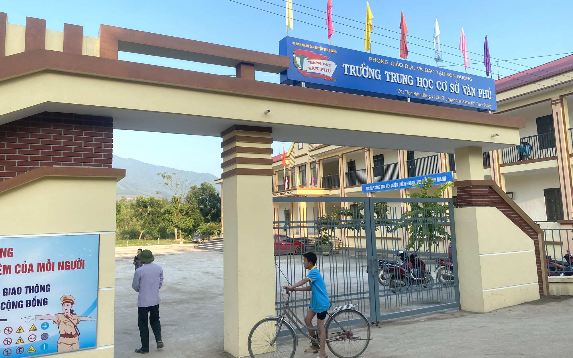 Cha mẹ giúp con giữ đạo trò- Ảnh 2. Học trò vô lễ, thầy cô còn bị xử ép: Bản thân tôi là điển hình