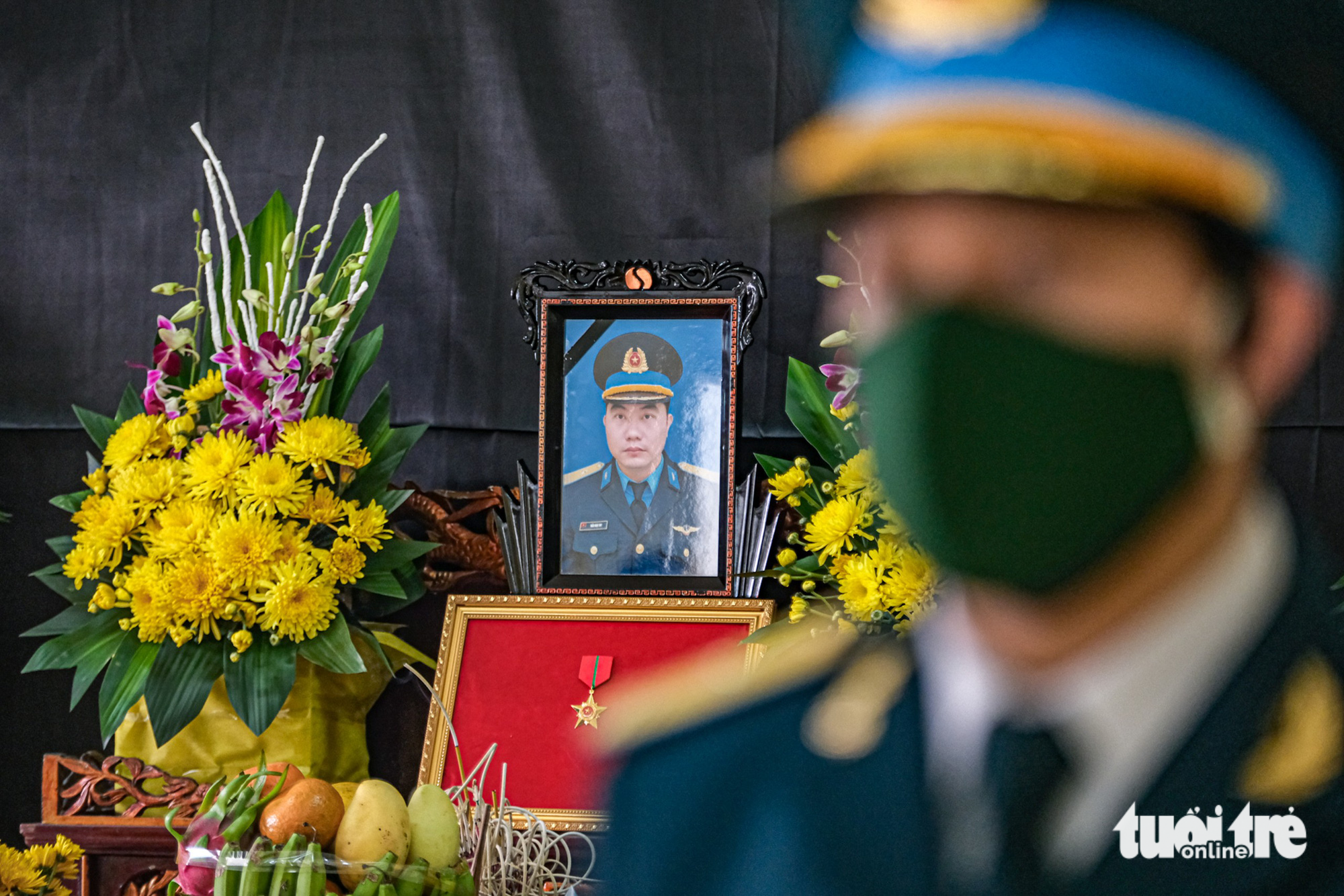Người thân, đồng đội nghẹn ngào tiễn biệt phi công hy sinh trong vụ rơi máy bay Su-22 - Ảnh 1.