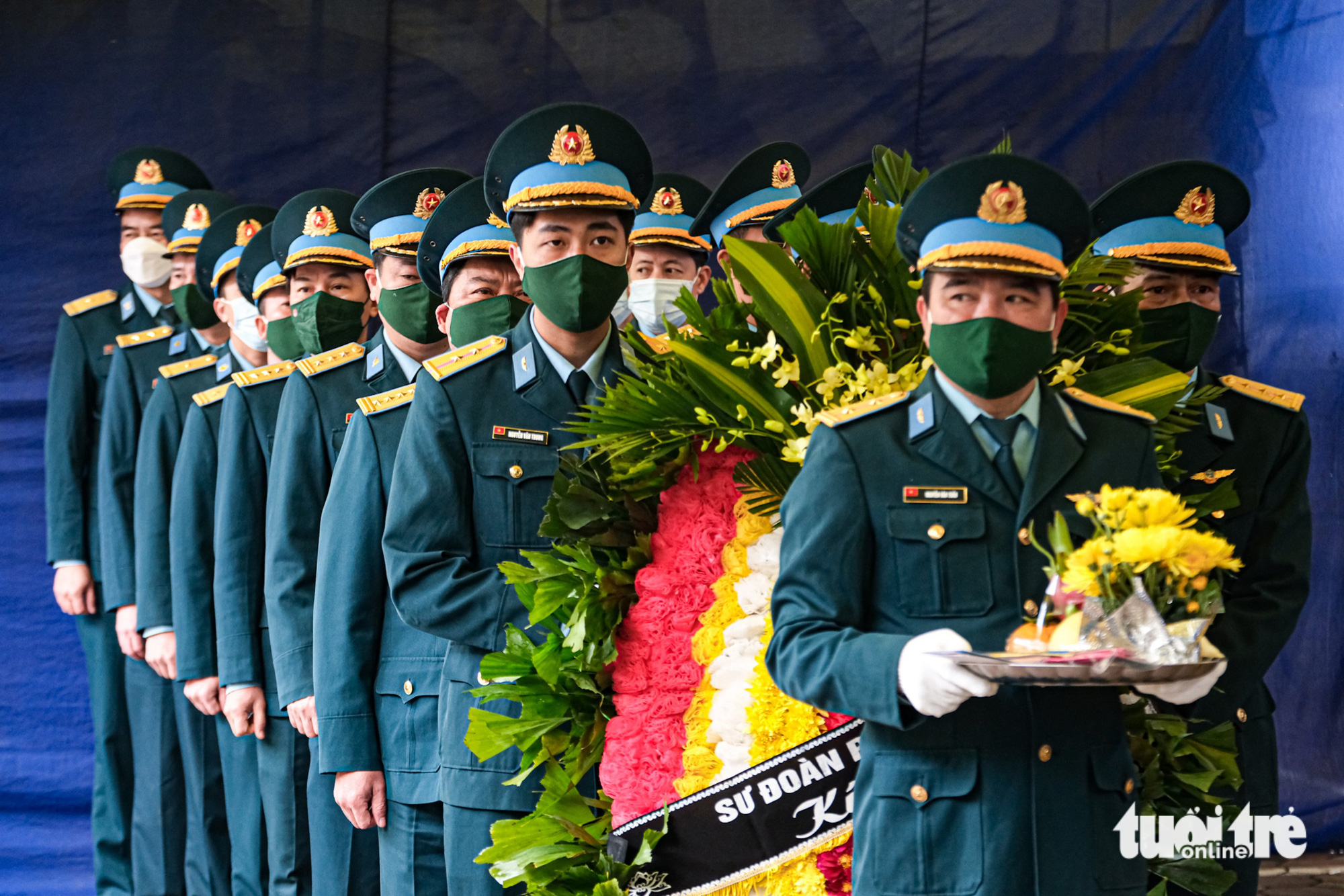 Người thân, đồng đội nghẹn ngào tiễn biệt phi công hy sinh trong vụ rơi máy bay Su-22 - Ảnh 7.