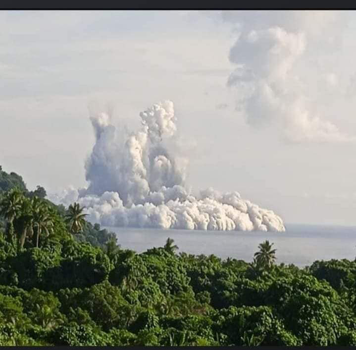Núi lửa chìm dưới biển phun trào, Vanuatu báo động - Ảnh 1.