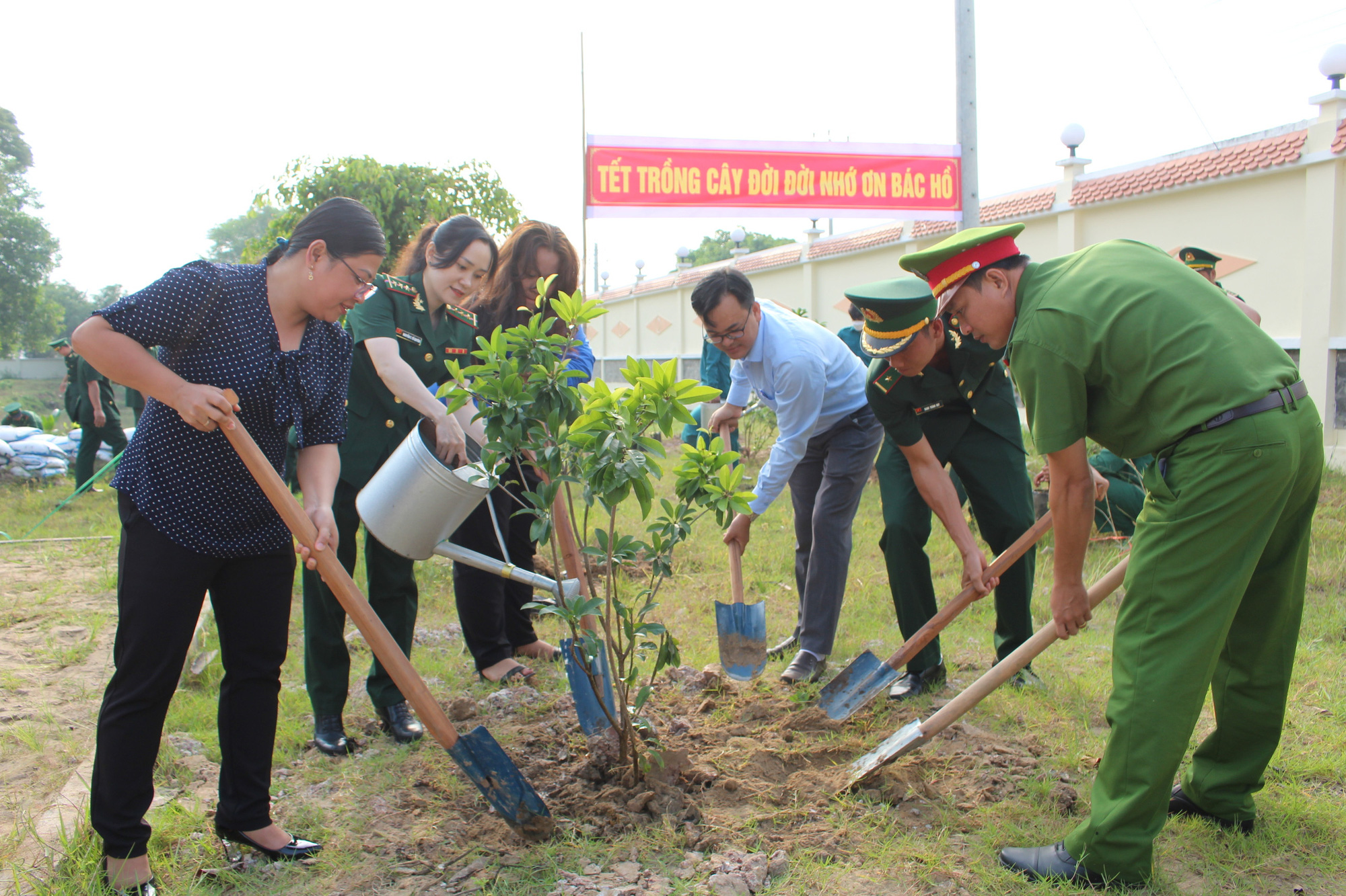 Trồng 3.500 cây xanh hưởng ứng ‘Tết trồng cây đời đời nhớ ơn Bác Hồ’ - Ảnh 1. Trồng 3.500 cây xanh hưởng ứng ‘Tết trồng cây đời đời nhớ ơn Bác Hồ’ - Ảnh 1.