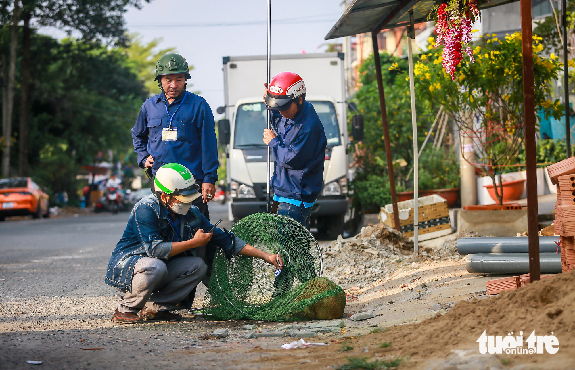 Thấy đội bắt chó thả rông, chủ ôm chó ‘tháo chạy’ - Ảnh 5.