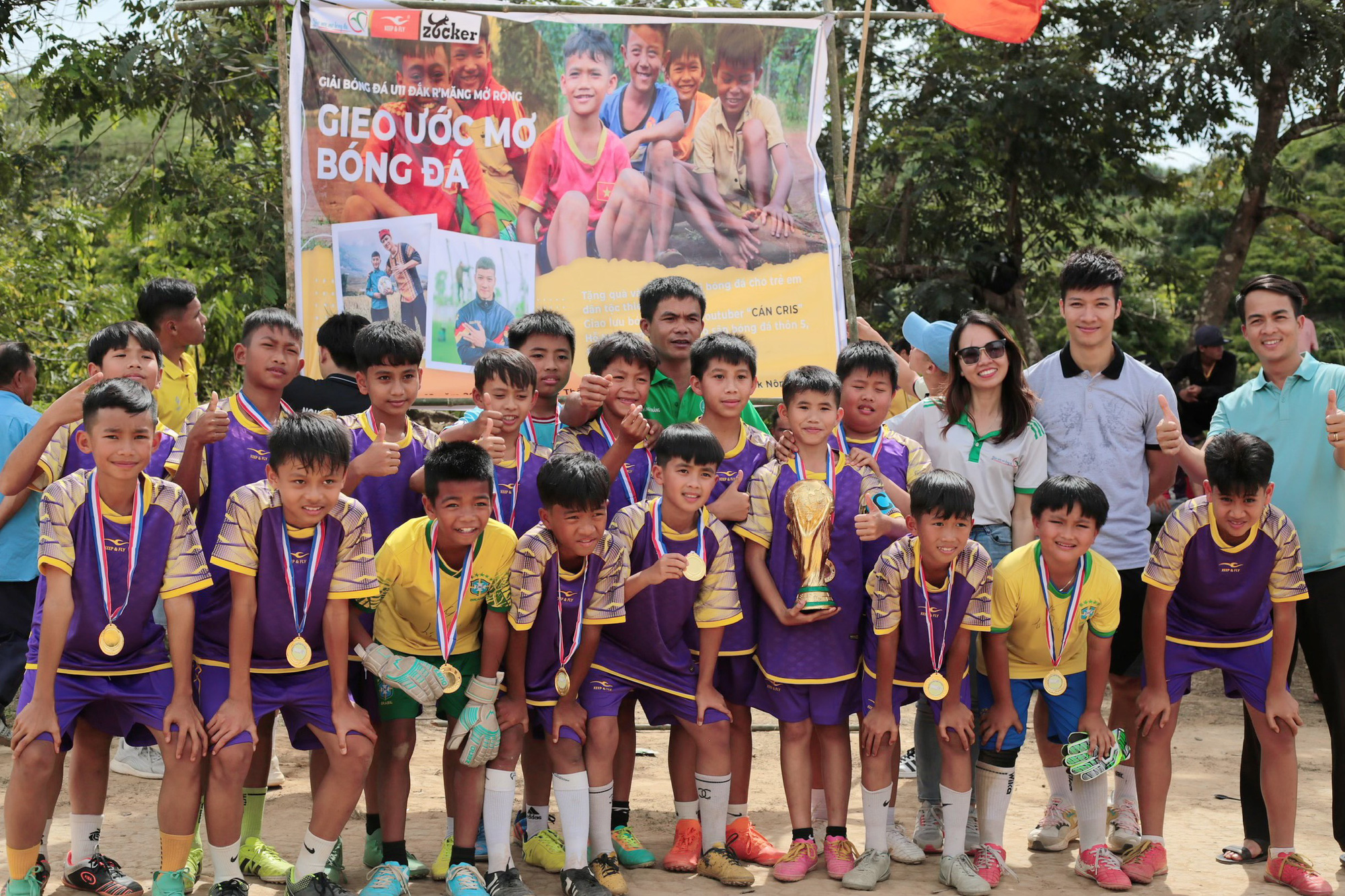 Trúc Phương (thứ 3 từ phải sang, hàng đứng) cùng dự án “Gieo ước mơ bóng đá” đến với trẻ em vùng cao - Ảnh: NVCC Trúc Phương (thứ 3 từ phải sang, hàng đứng) cùng dự án “Gieo ước mơ bóng đá” đến với trẻ em vùng cao - Ảnh: NVCC