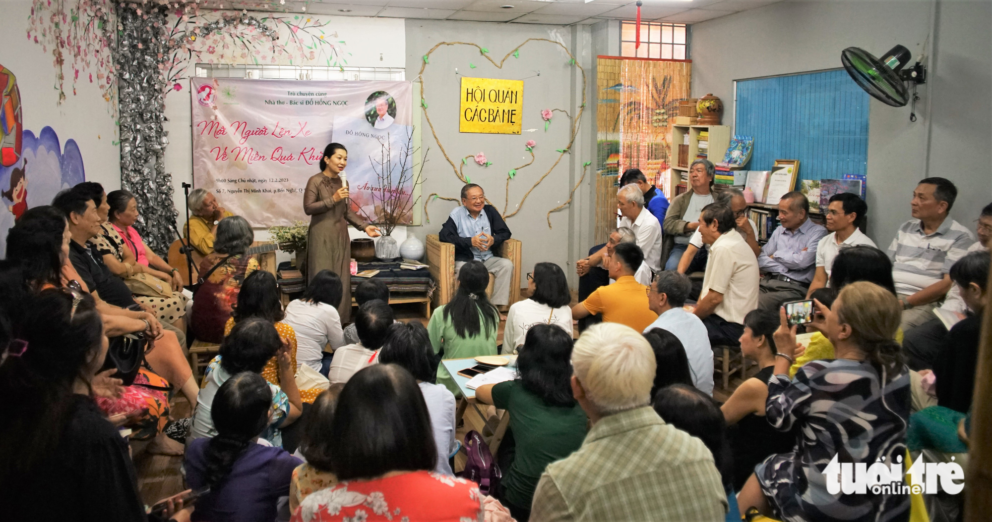 Không gian trò chuyện thân mật cùng nhà thơ - bác sĩ Đỗ Hồng Ngọc tại Hội quán Các bà mẹ - Ảnh: HUỲNH VY