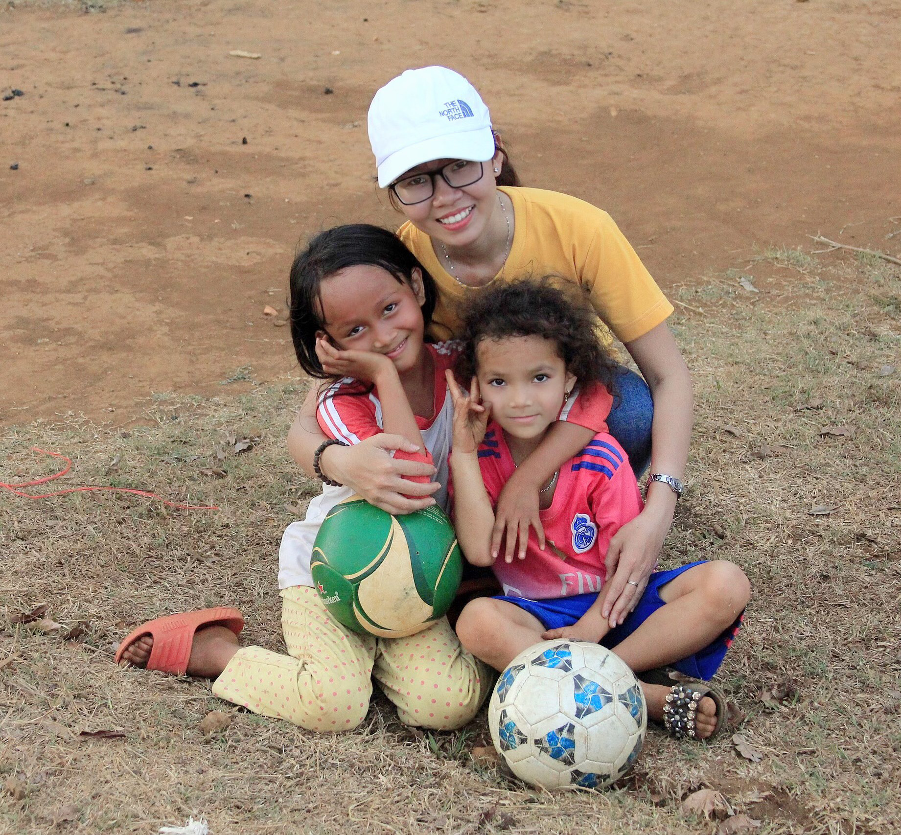 Trúc Phương lên vùng cao Gieo ước mơ bóng đá cho trẻ em không có điều kiện theo đuổi đam mê bóng đá - Ảnh: NVCC