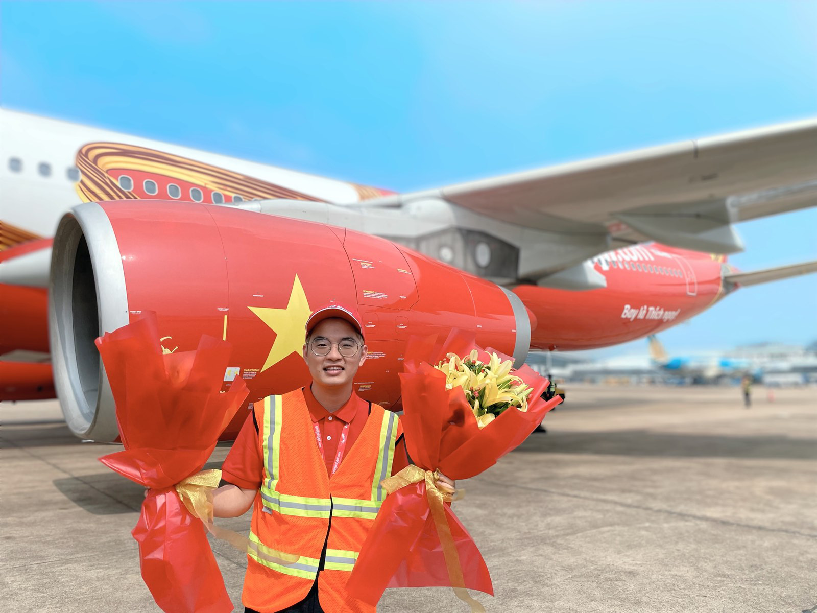 Hoàng Phong tất bật tại sân bay chuẩn bị cho các sự kiện cộng đồng nhân dịp lễ Tình nhân - Ảnh: NVCC