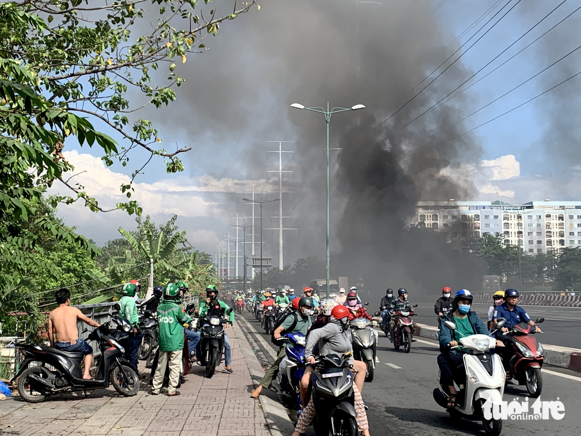 Dạ cầu ở TP.HCM ‘biến’ thành nơi kinh doanh, bãi rác - Ảnh 3.