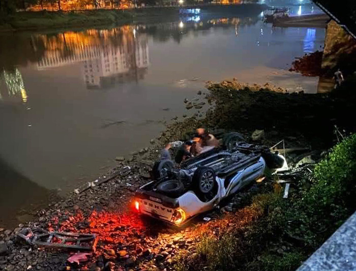 Xe bán tải mất lái rơi xuống sông, hai người chết - Ảnh 1.