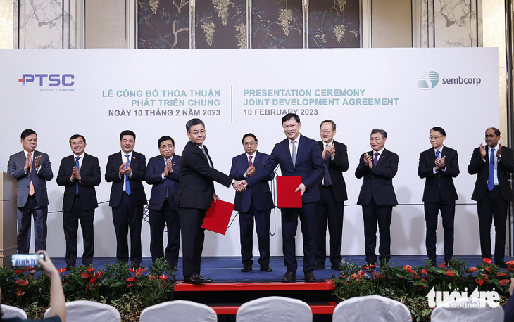 Thủ tướng Phạm Minh Chính cùng lãnh đạo các bộ, ngành Việt Nam chứng kiến lễ trao đổi thỏa thuận phát triển điện gió ngoài khơi Việt Nam để xuất sang Singapore của Sembcorp với PTSC của Việt Nam - Ảnh: DUY LINH