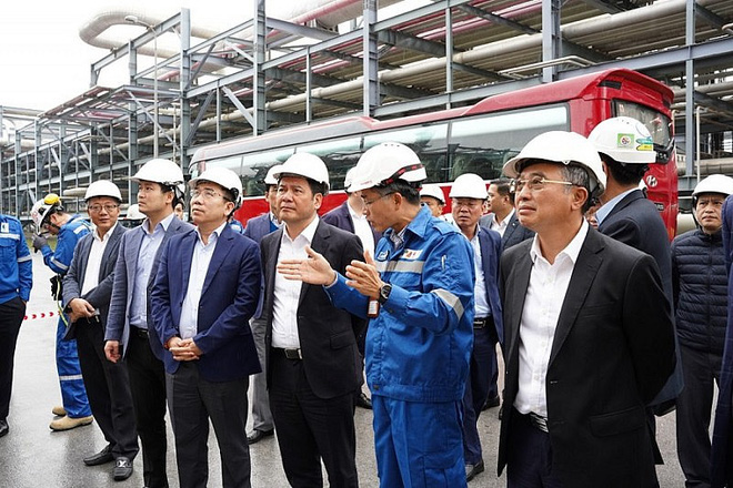 Bộ trưởng Nguyễn Hồng Diên (thứ ba từ phải, hàng đầu) kiểm tra tình hình thực tế tại Nhà máy lọc dầu Nghi Sơn hồi tháng 1-2023 - Ảnh: N.K.