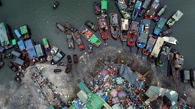 Chợ cá Bến Do trên vịnh Bái Tử Long - Ảnh: Huy Hùng/TTXVN