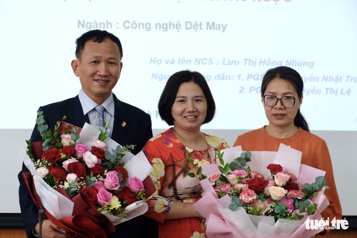 Nghiên cứu sinh Lưu Thị Hồng Nhung (giữa) nhận 7/7 phiếu tán thành khi bảo vệ luận án tiến sĩ ngành công nghệ dệt may, đề tài "Nghiên cứu ảnh hưởng của đặc điểm nhân trắc ngực nữ sinh Bắc Việt Nam tới áp lực và độ tiện nghi áp lực của áo ngực", tháng 10-2022 - Ảnh: NGUYÊN BẢO