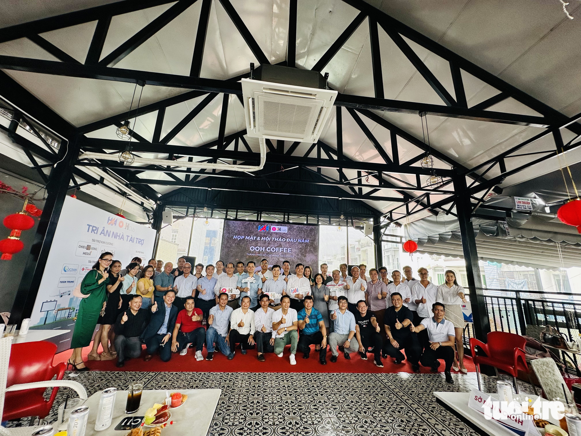 Lãnh đạo thành phố ra quán cà phê gặp doanh nghiệp quảng cáo - Ảnh 1. Lãnh đạo thành phố ra quán cà phê gặp doanh nghiệp quảng cáo - Ảnh 1.