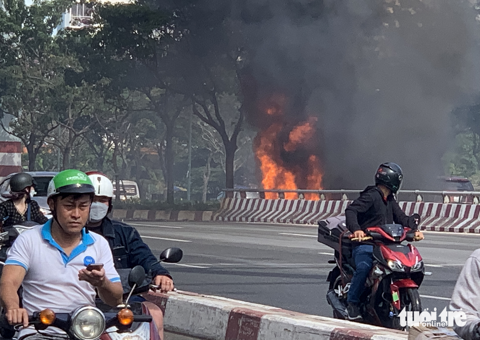 Đốt rác, lửa cháy cao lan qua cáp điện đường Phạm Văn Đồng - Ảnh 1. Đốt rác, lửa cháy cao lan qua cáp điện đường Phạm Văn Đồng - Ảnh 1.