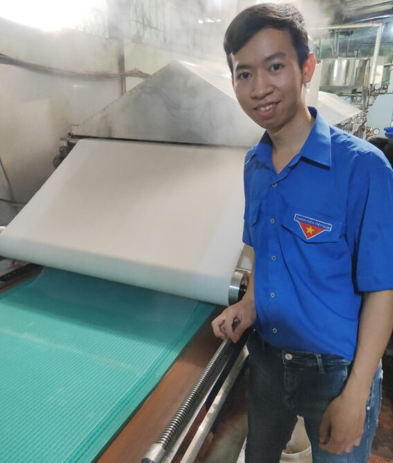 Thân Hữu Tài và dây chuyền sản xuất bánh tráng tự động tại cơ sở gia đình ở xã Phú Hòa Đông (Củ Chi, TP.HCM) - Ảnh: NVCC