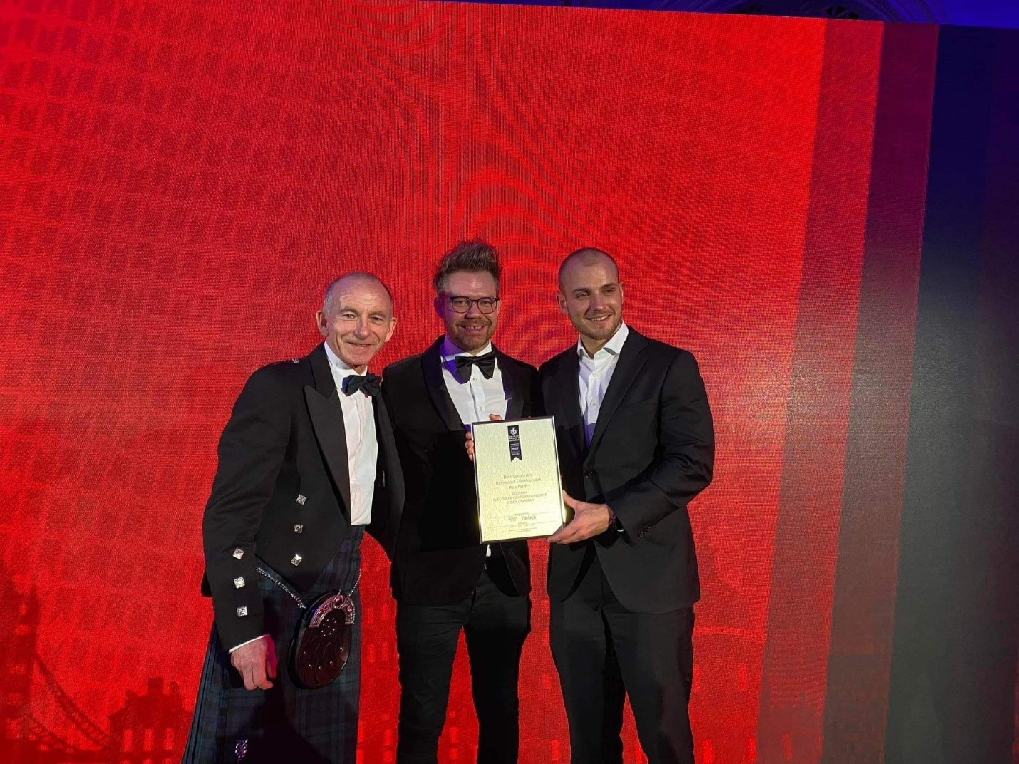 Ecopark đạt giải thưởng khu đô thị bền vững xuất sắc nhất châu Á - Ảnh 3. Đại diện Tập đoàn Ecopark nhận giải thưởng tại London (Anh)