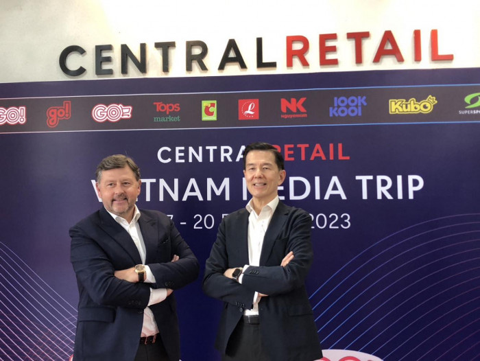 Giám đốc điều hành CRC Yol Phokasub (phải) và Giám đốc điều hành Central Retail Việt Nam Olivier Langlet tại sự kiện công bố đầu tư ngày 19-2 - Ảnh chụp màn hình Bangok Post