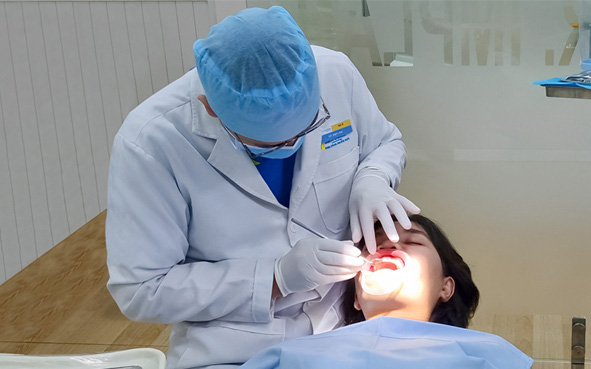 Muốn chỉnh nụ cười đẹp như diễn viên, đừng nghe theo quảng cáo linh tinh- Ảnh 2. Vén màn sự thật trào lưu bọc răng sứ