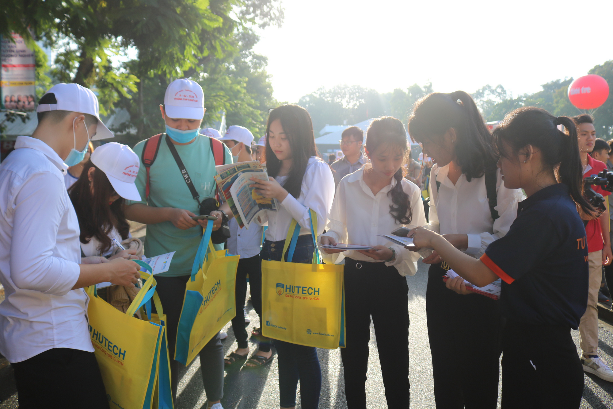 Ngày hội tư vấn tuyển sinh - hướng nghiệp tại TP.HCM: Cả trường háo hức về dự - Ảnh 1.