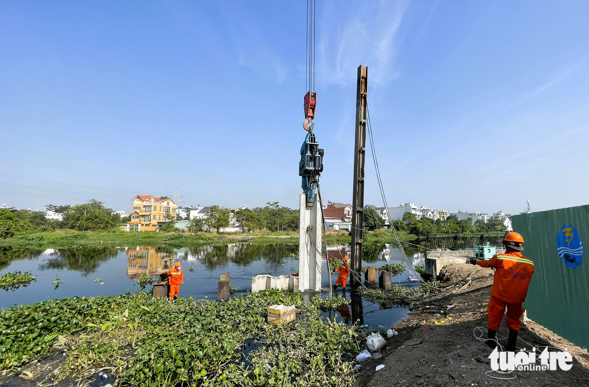 Ngay sau lễ khởi công dự án Tham Lương - Bến Cát - rạch Nước Lên, đơn vị thi công đã bắt đầu công tác thi công dự án Tham Lương - Bến Cát - rạch Nước Lên - Ảnh: LÊ PHAN