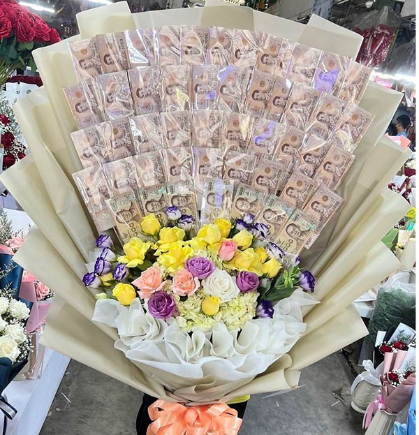 Shipper cuỗm luôn bó hoa tiền thật hơn 36 triệu đồng - Ảnh 1. Shipper cuỗm luôn bó hoa tiền thật hơn 36 triệu đồng - Ảnh 1.