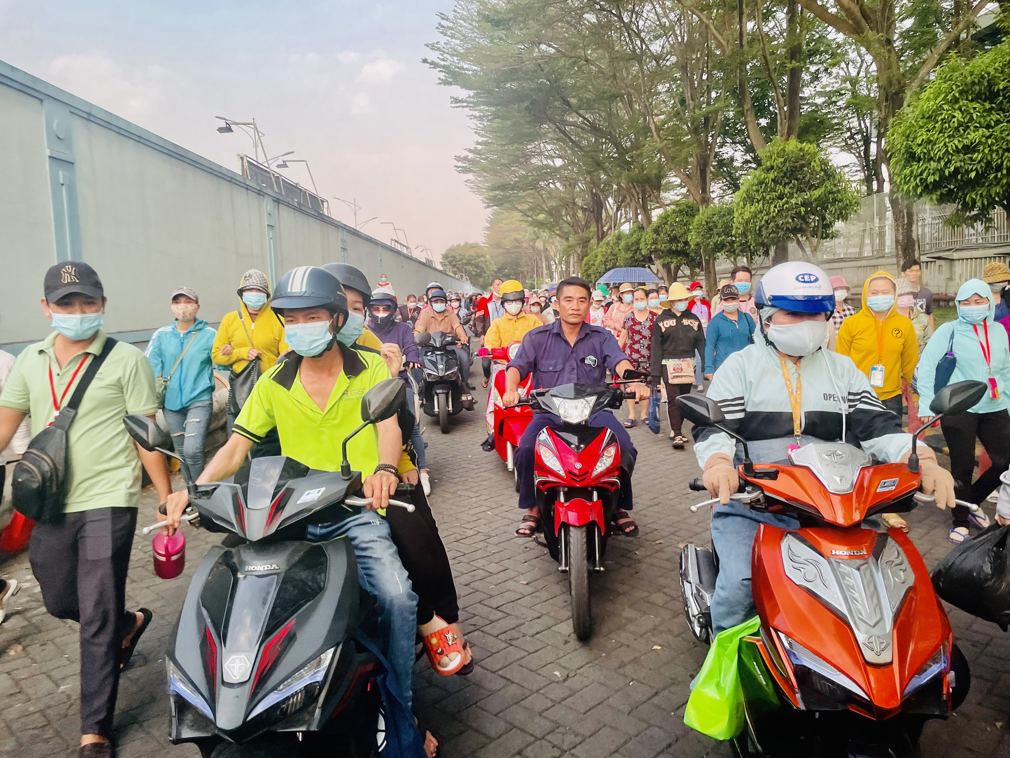 PouYuen hỗ trợ công nhân mất việc cao nhất 379 triệu đồng - Ảnh 1. PouYuen hỗ trợ công nhân mất việc cao nhất 379 triệu đồng - Ảnh 1.