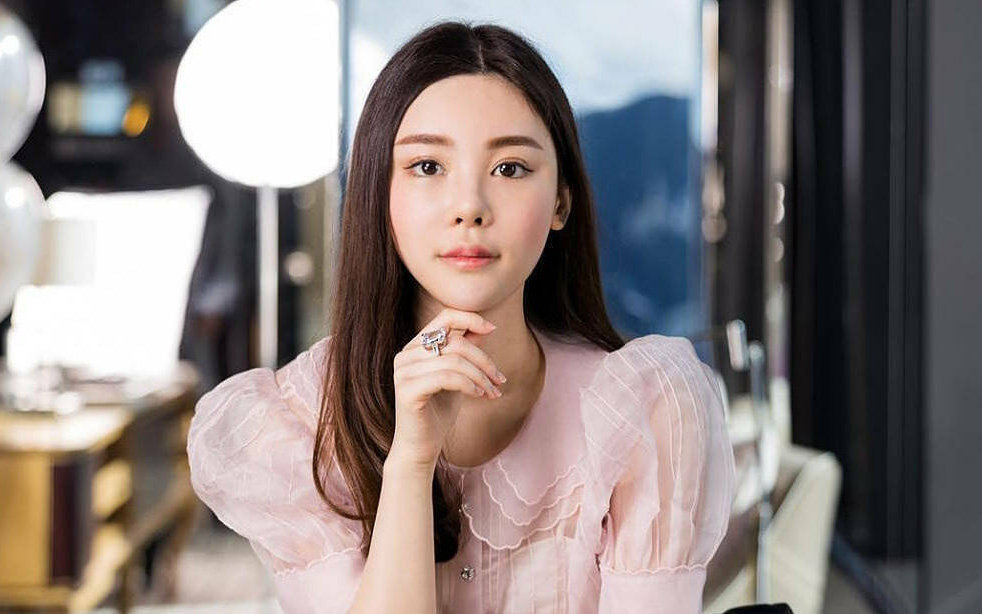 Đội á hậu Thủy Tiên xin lỗi ban giám khảo; Người mẫu Hong Kong bị nhà chồng cũ sát hại