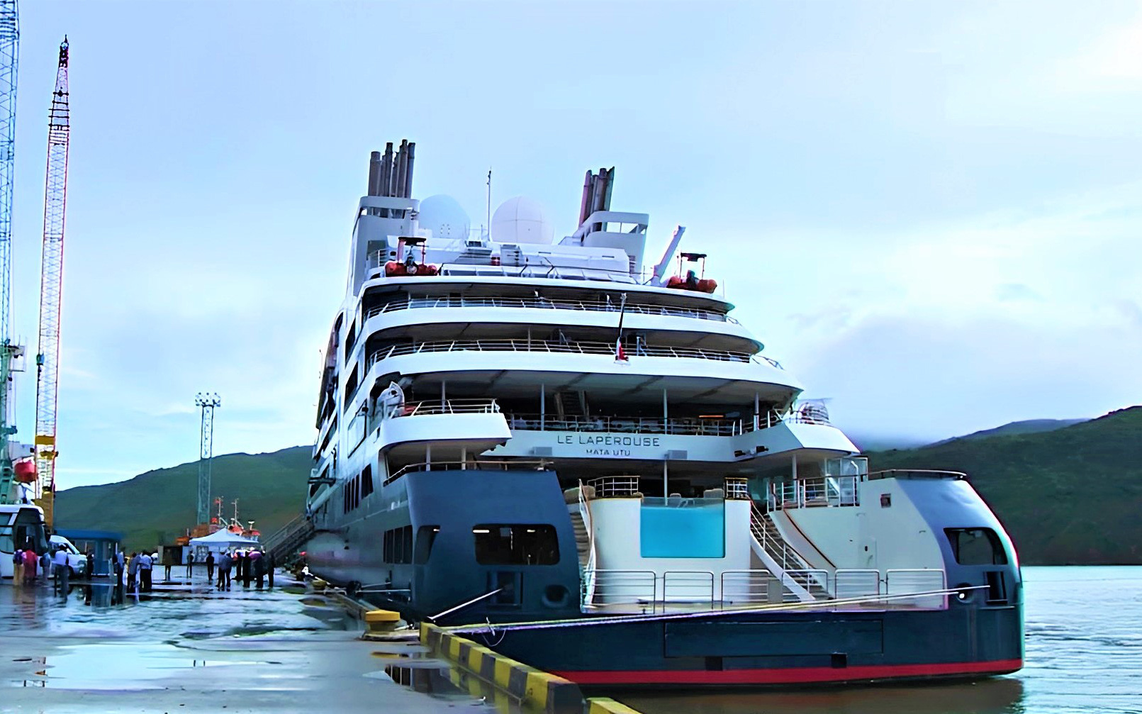 Tàu du lịch biển đến Nha Trang phải hủy chuyến vì vướng quy định