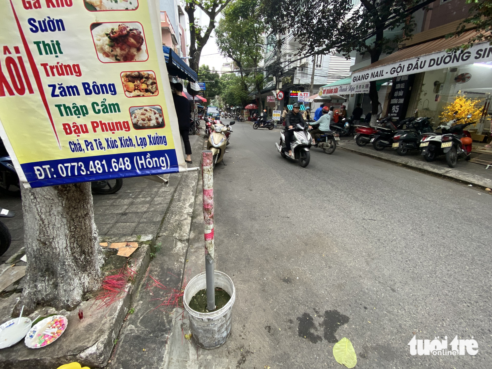 Muôn kiểu xí phần lòng đường để cản trở đậu ô tô ở Đà Nẵng - Ảnh 1.