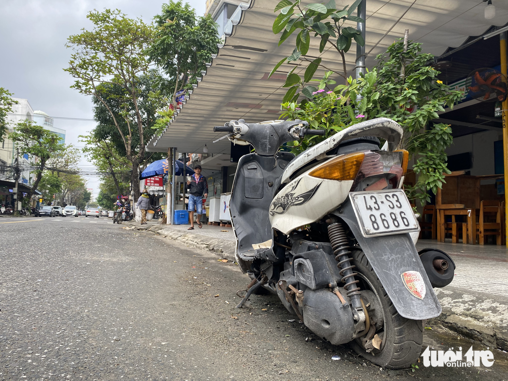 Muôn kiểu xí phần lòng đường để cản trở đậu ô tô ở Đà Nẵng - Ảnh 2.