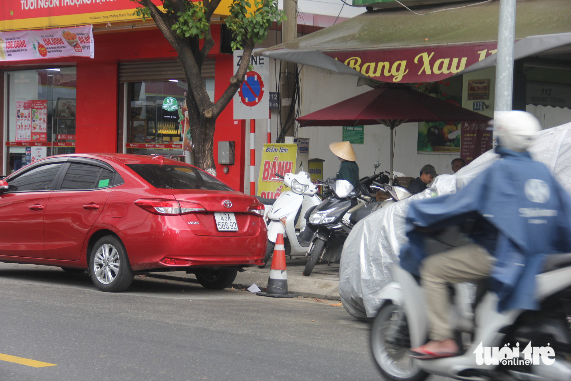 Muôn kiểu xí phần lòng đường để cản trở đậu ô tô ở Đà Nẵng - Ảnh 4.