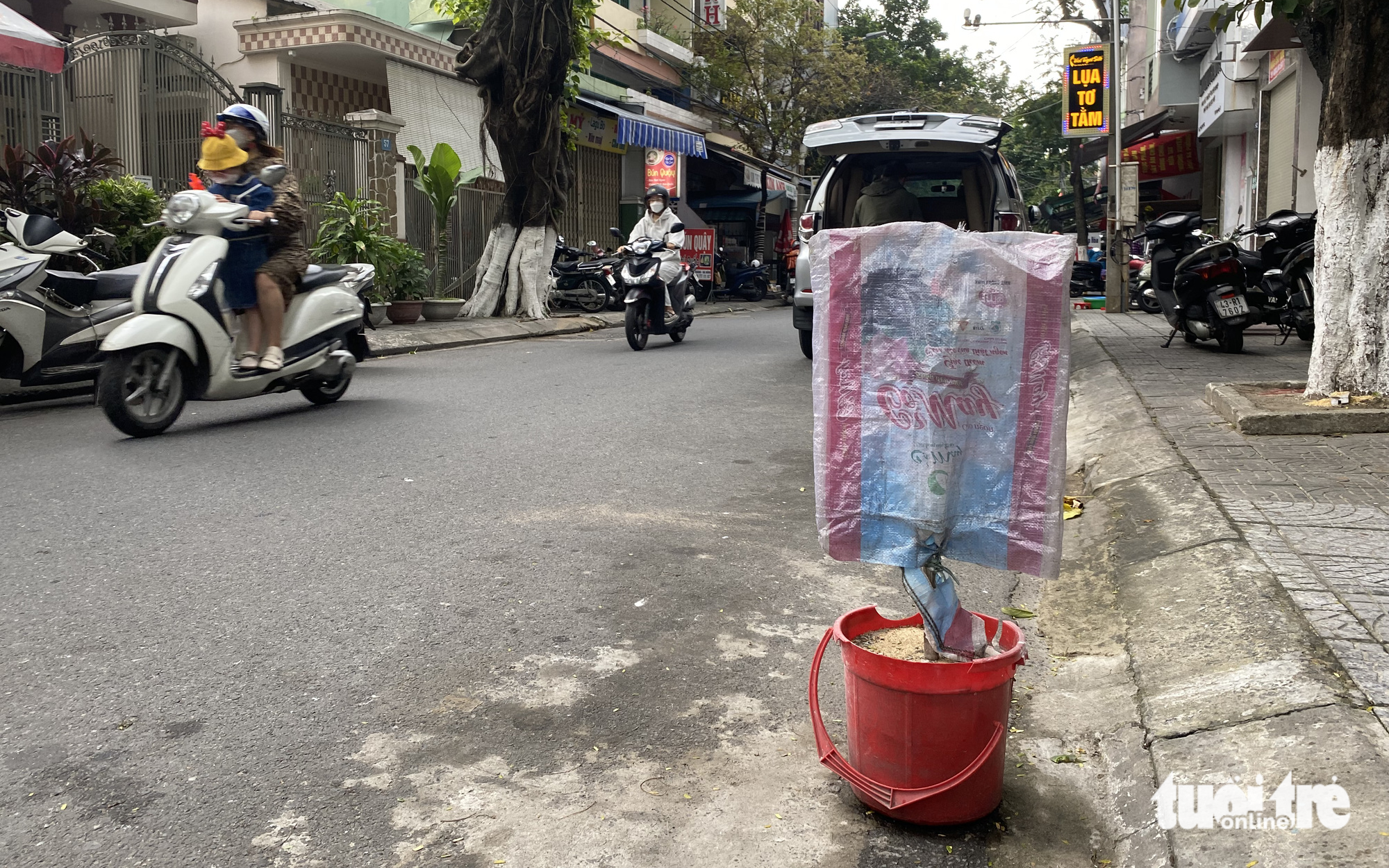 Muôn kiểu "xí phần" lòng đường để cản trở đậu ô tô ở Đà Nẵng
