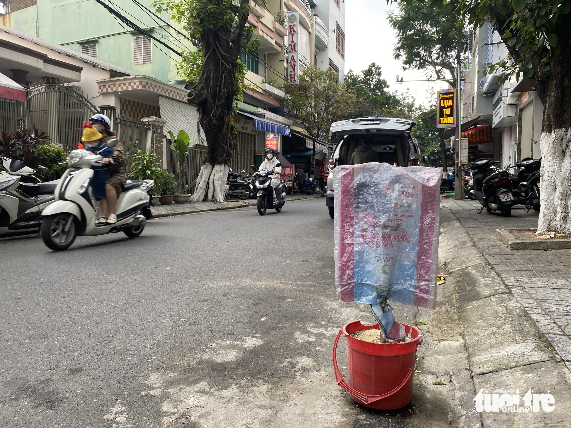 Muôn kiểu xí phần lòng đường để cản trở đậu ô tô ở Đà Nẵng - Ảnh 5.