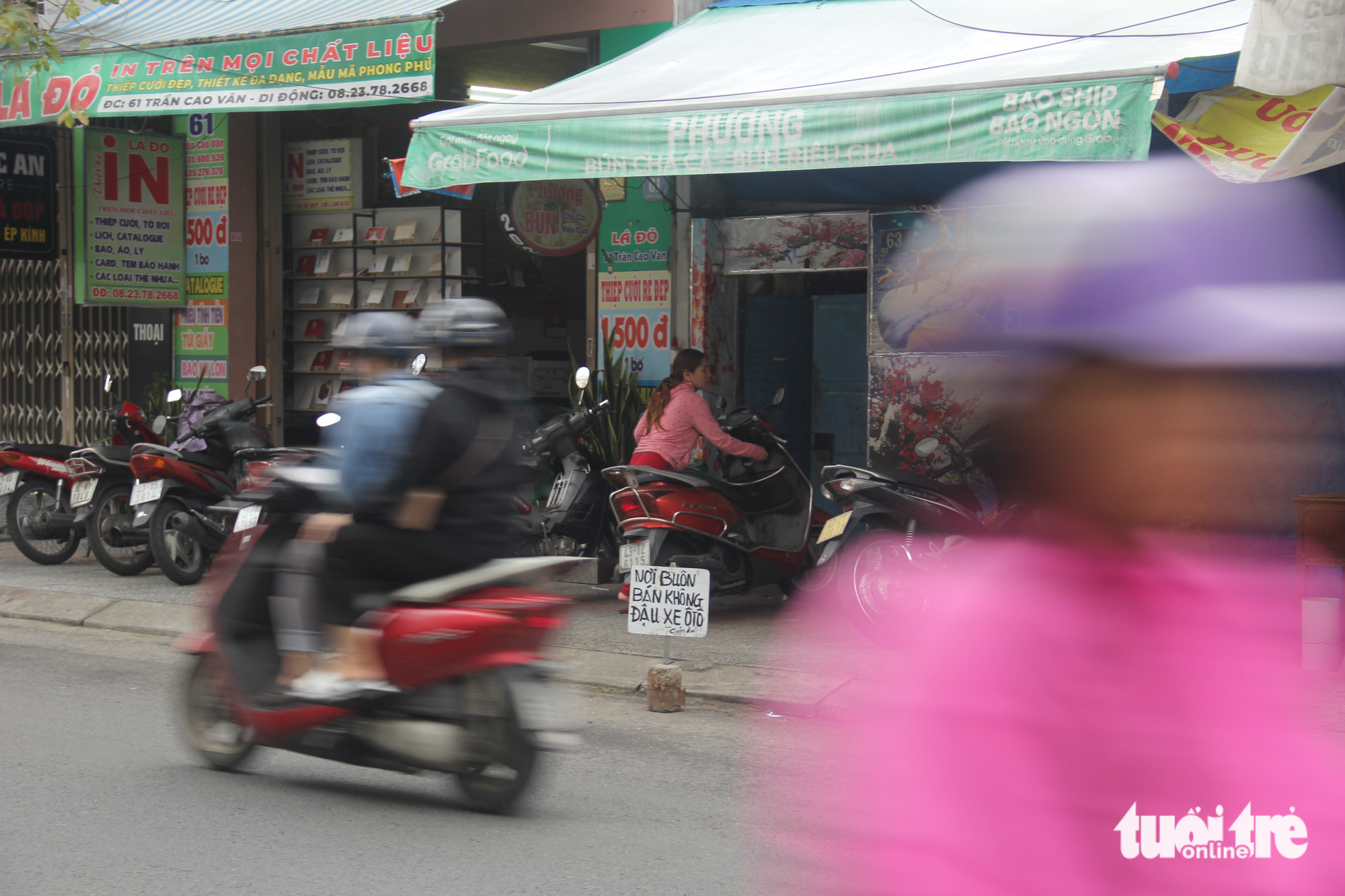 Muôn kiểu xí phần lòng đường để cản trở đậu ô tô ở Đà Nẵng - Ảnh 8.