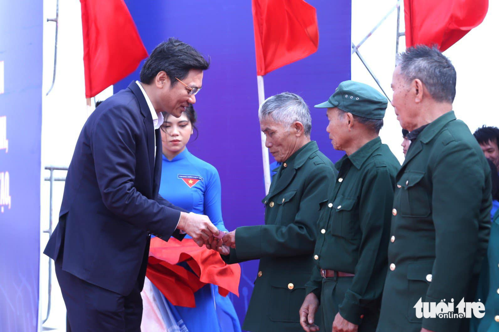 Phát động chuyển đổi số ở Nghệ An, tặng 200 xe đạp và học bổng cho học trò nghèo - Ảnh 2.