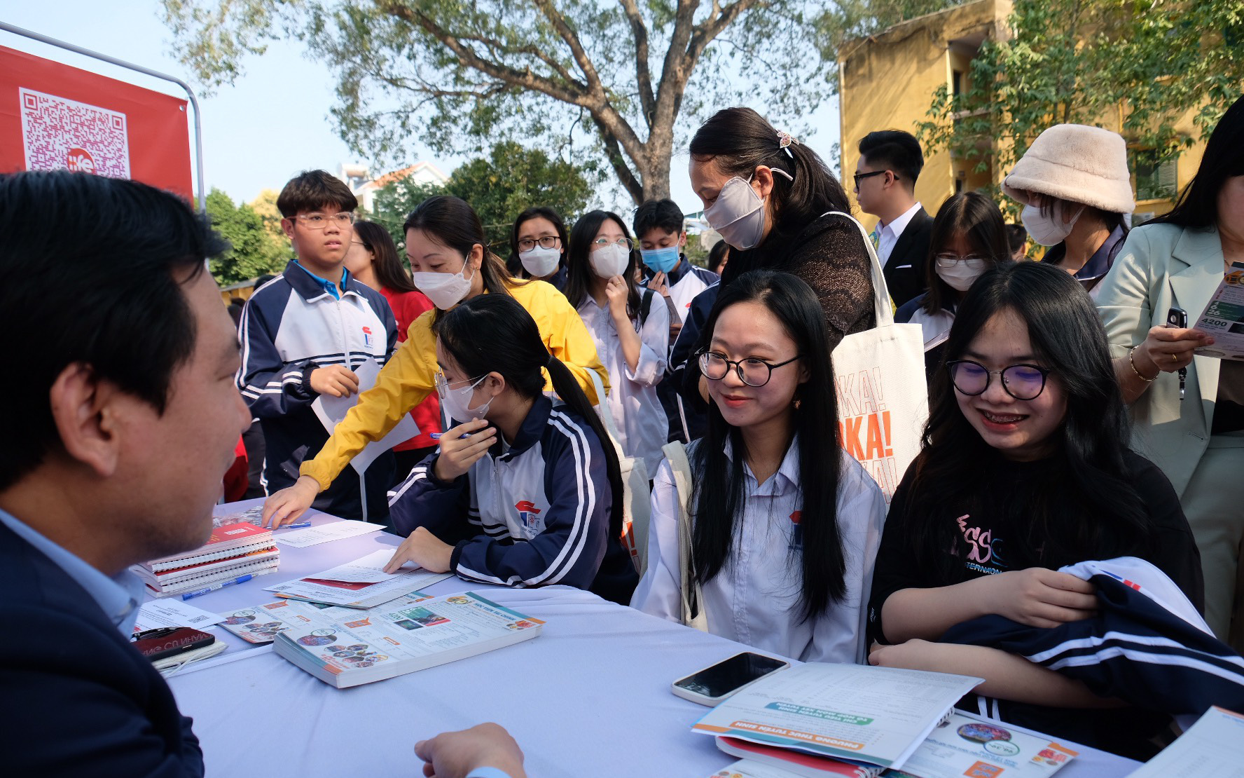 Sinh viên hướng nội làm gì để thoát khỏi 'vỏ kén'?- Ảnh 2. Người hướng nội có thể học truyền thông? Xét tuyển đại học năm 2023 thế nào?