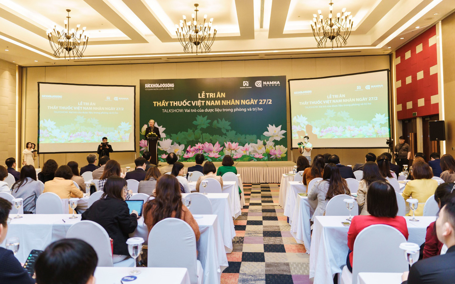 Chủ tịch Phan Văn Mãi thăm, chúc mừng thầy thuốc tiêu biểu- Ảnh 3. Tri ân Ngày Thầy thuốc Việt Nam và hành trình 6 thập kỷ nỗ lực của Dược Nam Hà