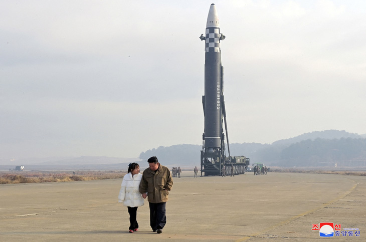 Ông Kim Jong Un (phải) dắt tay con gái đi thị sát đợt phóng thử tên lửa đạn đạo (ICBM) ngày 18-11 - Ảnh: KCNA
