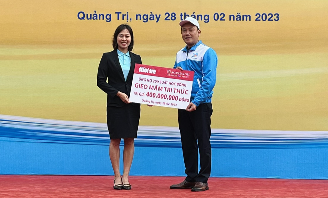 Báo Tuổi Trẻ và Agribank Phú Nhuận trao 400 triệu đồng Gieo mầm tri thức tại Quảng Trị - Ảnh 1.