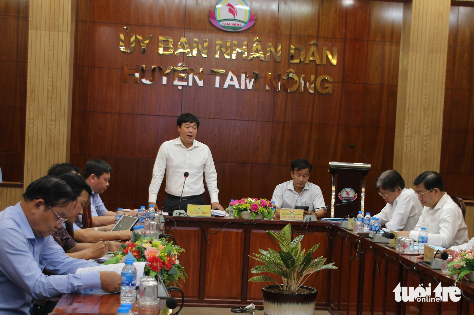 Bí thư Tỉnh ủy Đồng Tháp Lê Quốc Phong yêu cầu cầu huyện Tam Nông huy động nông dân tham gia sản xuất lúa hữu cơ tạo môi trường sống cho Sếu - Ảnh: BỬU ĐẤU