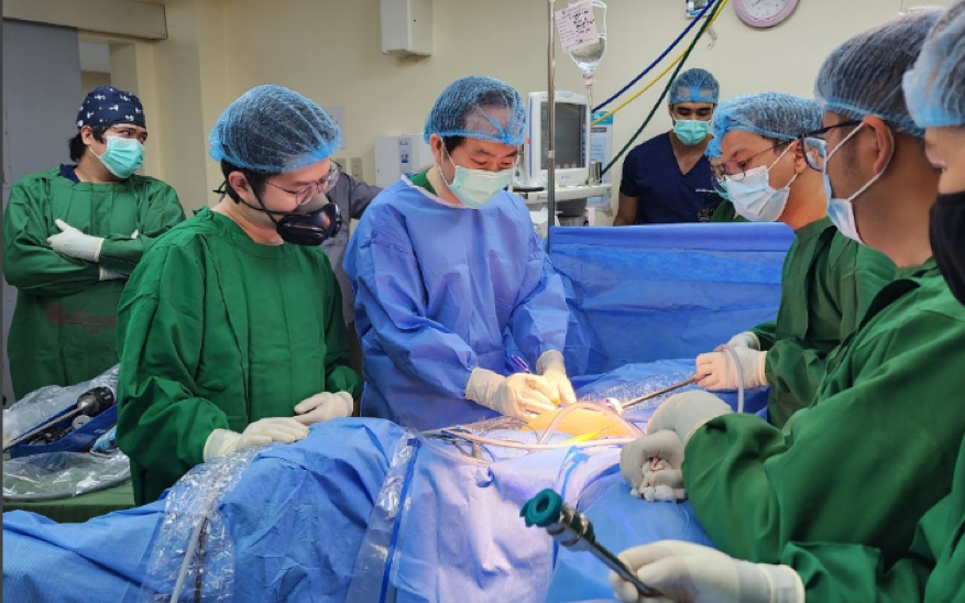Bác sĩ Việt chuyển giao phẫu thuật robot điều trị ung thư trực tràng tại nước ngoài