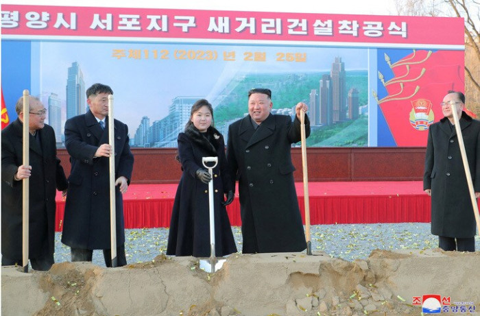 Cô bé Kim Ju Ae và lãnh đạo Triều Tiên Kim Jong Un tại lễ khởi công xây dựng dự án nhà ở tại quận Sopho, thủ đô Bình Nhưỡng ngày 25-2. Ảnh - KCNA