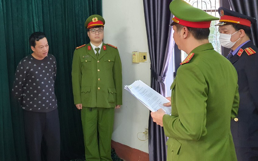 Thuê 6 ô tô, dùng giấy đăng ký xe giả đem đi cầm lấy tiền trả nợ- Ảnh 2. Thuê xe sang rồi đem cầm cố lấy 4 tỉ đi trả nợ