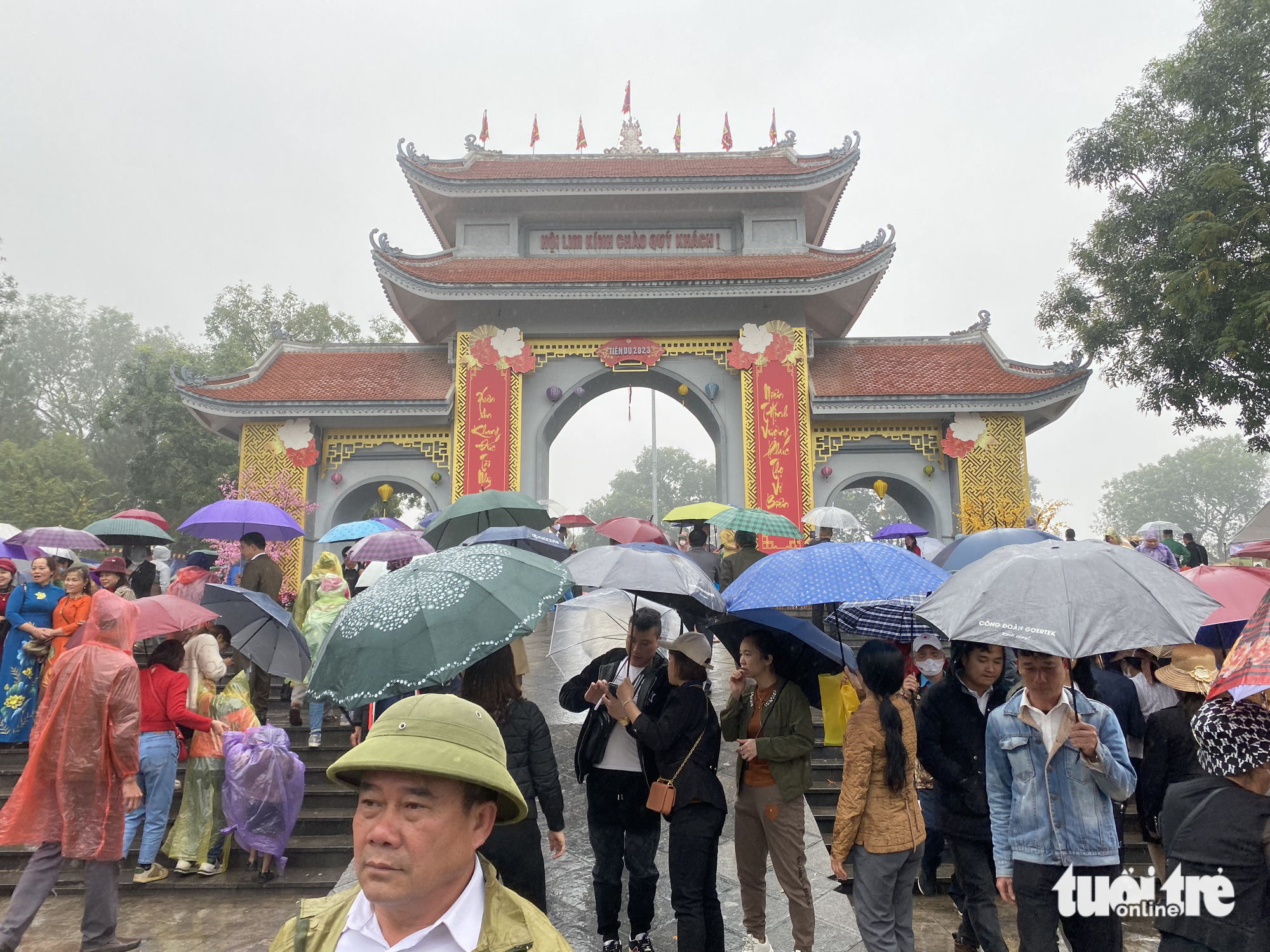 Biển người đội mưa mù về dự hội Lim, quan họ không ngửa nón nhưng còn nhận tiền - Ảnh 5.