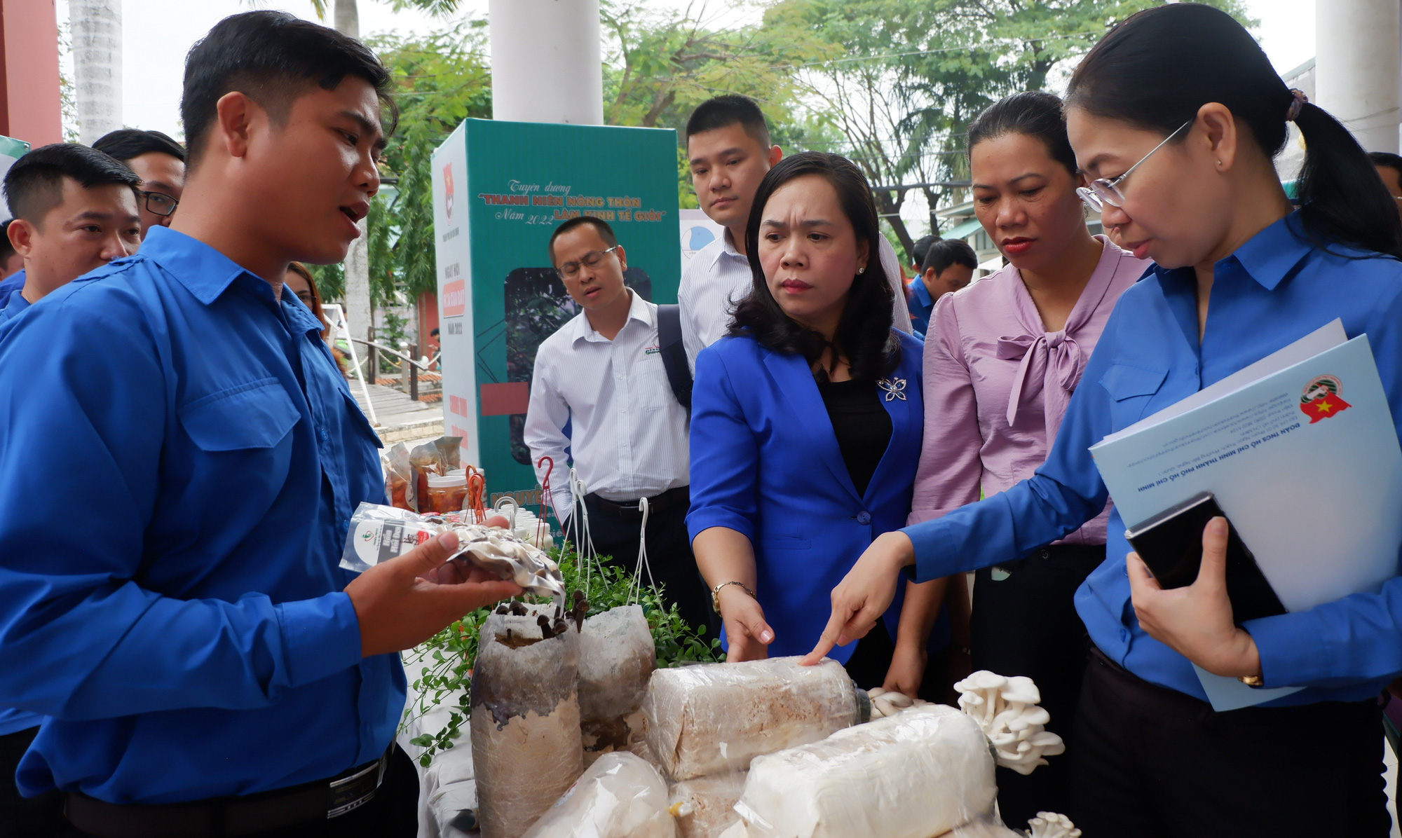Anh Nguyễn Văn Màng (trái) giới thiệu các sản phẩm của cơ sở nấm Ba Thanh tại ngày hội “Hoa của đất” 2022 - Ảnh: K.ANH