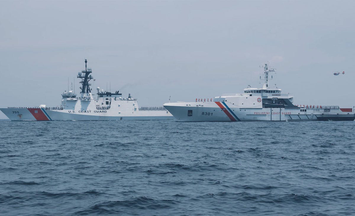 The US and the Philippines resume joint patrols in the East Sea - Photo 1.