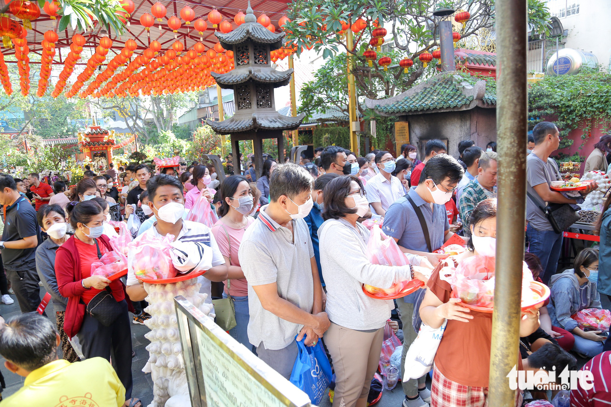 Hàng ngàn người dân đi chùa rằm tháng giêng sớm - Ảnh 5.
