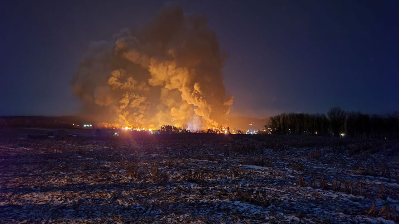 Train derailment caused a violent fire in the US - Photo 2.